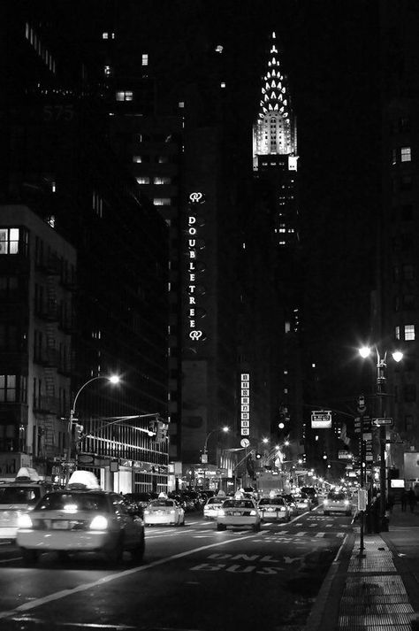 New York City Photography, Voyage New York, Black And White Photo Wall, Photography New York, New York Night, Black And White City, Black And White Picture Wall, Chrysler Building, City Street