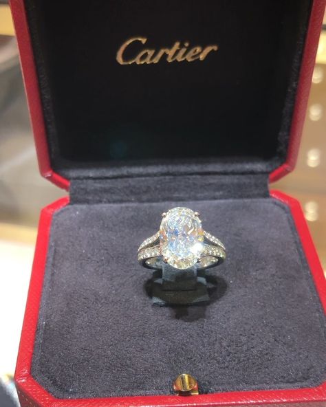 M I T R A 💎 ميترا on Instagram: “Fabulous engagement ring 😍💎 @cartier #cartier #diamonds #ring #highjewellery #finejewellery #hautejoaillerie #bridal #wedding” Engagement Ring Cartier, Cartier Diamond Rings, Cartier Wedding Rings, June Wedding, Harry Winston, Dream Engagement, Pink Vibes, Dream Engagement Rings, Diamonds Ring