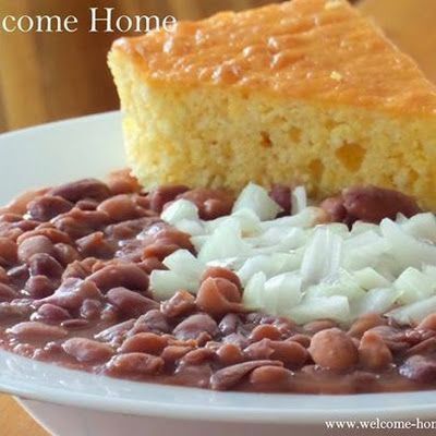 Soup Beans and Cornbread @keyingredient #soup #bacon #bread Southern Soup Beans, Soup Beans And Cornbread, Beans And Cornbread, Soup Beans, Bean Stew, Corn Bread Recipe, Southern Cooking, Baked Beans, Bean Recipes