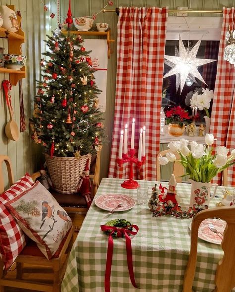 Christmas Appartement Decor, Small Apartment Christmas Tree, Apartment Christmas Tree, Christmas Hallway Decorations, Classic Christmas Decor Ideas, Red Gingham Christmas, English Cottage Christmas, Decorate A Small Apartment, Small Apartment Christmas Decor