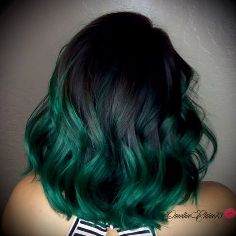 Emerald green ombré hair. This but pulled through higher and not all layers Hair Color Emerald Green, Teal Hair Color, Ombré Balayage, Emerald Green Hair, Emerald Hair, Dark Green Hair, Grey Ombre Hair, Green Hair Dye, Hair Color Asian