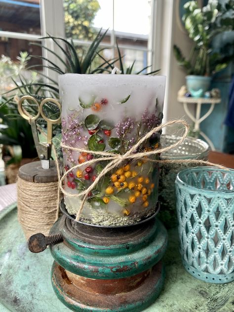 Diy Candles With Flowers, Botanical Candles, Botanical Christmas, Diy Candles Easy, Framed Plants, Candles Diy, Flower Preservation, Diy Xmas Gifts, Real Magic