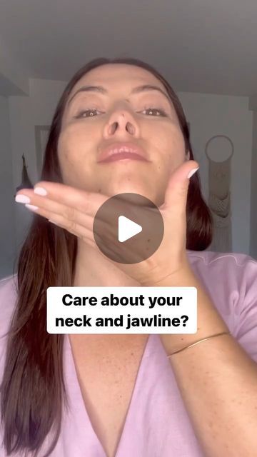 Sophia Ha on Instagram: "The Platysma is special because it connects from just below your collar bone and reaches all the way up - attaching to your lower jaw. If you care about your neck and jawline, don’t neglect this exercise! When there’s tension in your Playtsma (which most of us have), it shortens the muscle and pulls your face downward directly affecting your Neck and jawline. Of course this is only one of the many muscles of your neck- all of them matter and affect your face. This is one of a series of neck stretches I religiously teach to all my clients and at all my workshops. I’ll post more stretches for other neck muscles along the way- these are so important in taking care of your face! A few very important notes before practising: ✅ Make sure your head neck and spine ar Neck Bone Exercise, Defined Collar Bone Exercises, How To Get Collar Bones, Exercise For Collar Bones, Collar Bone Exercise, Collar Bone Exercise For Women, Neck Muscles, Natural Face Lift, Belly Workout Challenge