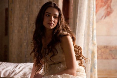 Penny Brown Hair Princess, Royal Aesthetic, Princess Aesthetic, Hailee Steinfeld, Brunette Girl, Romeo And Juliet, Character Aesthetic, Brown Hair, Character Inspiration