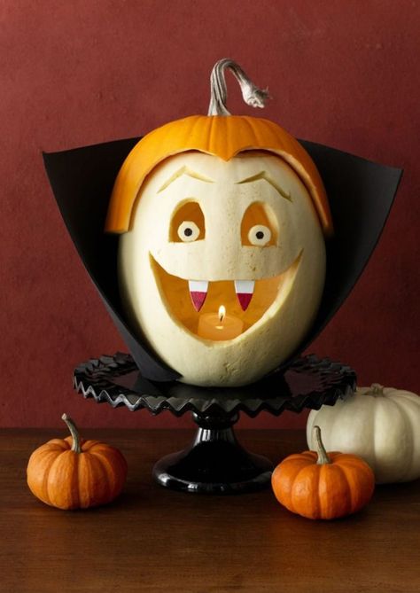 vampire Cool Pumpkin Designs, Funny Pumpkin Carvings, Vampire Pumpkin, Dekorasi Halloween, Pumkin Carving, Halloween Decor Diy, Creative Pumpkin Carving, Amazing Pumpkin Carving, Easy Pumpkin Carving