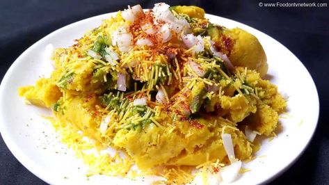 Make this famous Surati Locho with authentic flavors of sev, mint chutney and onion at home. Sandwich Recipe Videos, Rava Idli Recipe, Chana Chaat Recipe, Toasted Sandwich Recipes, Chats Recipe, Desi Street Food, Samosa Chaat, Idli Recipe, Indian Street Food Recipes