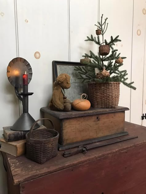 Primitive Table Centerpiece, Crock Decor Ideas, Christmas Gremlins, Christmas Trees Themes, 1900s Christmas, Barn Door Wedding, Primitive Country Bedrooms, Crock Decor, Primitive Coffee Table