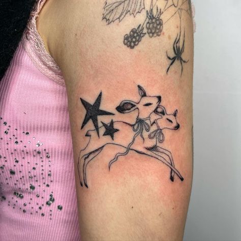 💖• Lucy Garland • 💖 on Instagram: “Man I loved doing this one 🙈🐴🐴 #melbournetattoo #tattoo” Garland Tattoo, Lucy Garland, Melbourne Tattoo, Instagram Man, Flower Tattoo, Tatting, Melbourne, Tattoos, On Instagram