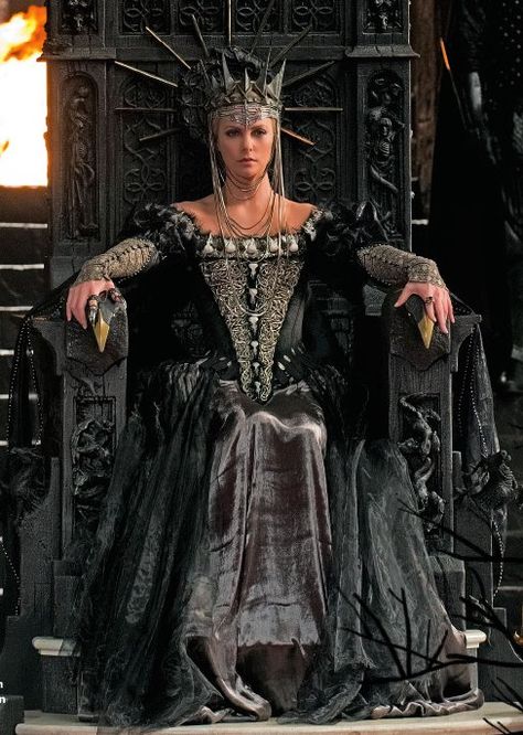 Evil Queen Queen Ravenna, Snowwhite And The Huntsman, Colleen Atwood, Evil Queens, Ac New Leaf, Dark Queen, Bridget Jones, Queen Costume, Age Of Ultron