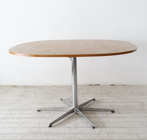 Listed on VNTG.com: Super-circular 6 star base dining table by Arne Jacobsen for Fritz Hansen, 1970s | #vntg #vintage Circle Table, Table Dining, Arne Jacobsen, Furniture Designs, Fritz Hansen, Dining Rooms, Kitchen Dining Room, Vintage Design, Furniture Design