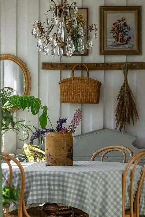 Cottage Core Dining Room, Country Style Farmhouse, Vintage Country Style, Cottage Core Home, Swedish Cottage, Deco Champetre, Cottage Core Decor, Farmhouse Decorating Ideas, Cottagecore Home