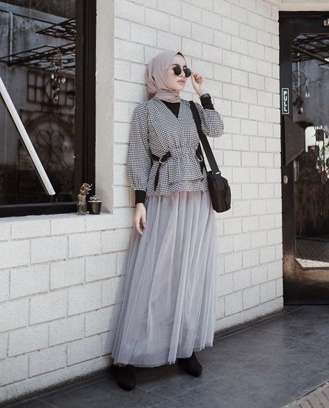 @aghniapunjabi Tutu Skirt Hijab, Ootd Rok Tutu, Rok Tutu Hijab Outfit, Winter London, Contemporary Clothes, Casual Hijab, Casual Hijab Outfit, Muslim Fashion Hijab, Muslim Fashion Dress