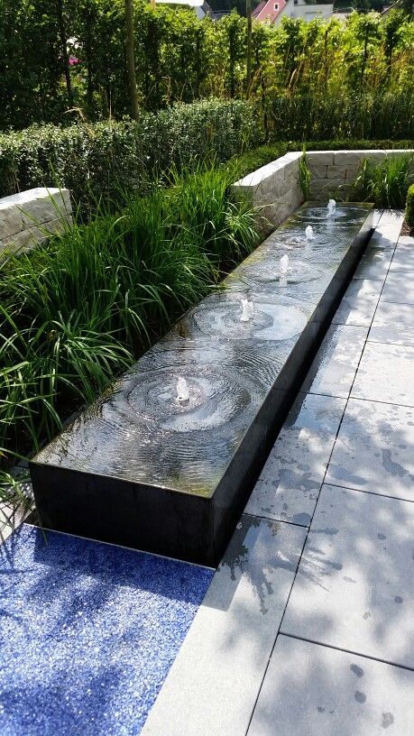 Infinity edge water fountain ideas | #ContainerWaterGardens Modern Water Feature, Water Fountain Design, Kolam Koi, Container Water Gardens, Taman Air, Outdoor Water Feature, Outdoor Water Features, Garden Water Fountains, Garden Water Feature