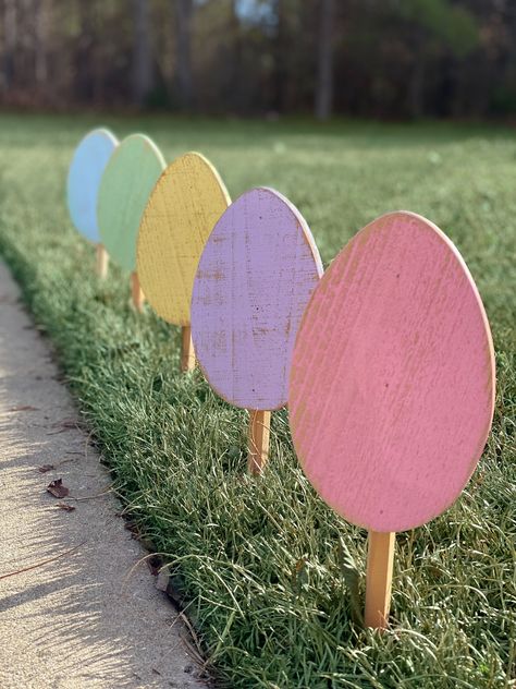 Rustic Egg Yard Stakes Set of 5 Height:17 inches tall from top of egg to bottom of stake Width: 5 inches wide Depth: 1/2 inch If you would like larger eggs please send us a message.  We will apply a sealant to the Easter egg yard stakes that will help protect from outdoor elements. This is a listing for Pastel Rustic egg yard stakes. You will receive 5 eggs. Easter Crafts To Make And Sell, Easter For Kids Activities, Backyard Easter Party, Diy Easter Party Decorations, Spring Yard Decorations, Easter Garden Ideas, Easter Party Decorations Outdoor, Outside Easter Decorations Front Porches, Pastel Easter Decor