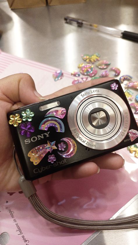 Camera With Stickers, Digi Camera, Vintage Digital Camera, Sony Lens, Cute Camera, Retro Gadgets, Camera Digital, Sony Camera, Birthday Wishlist