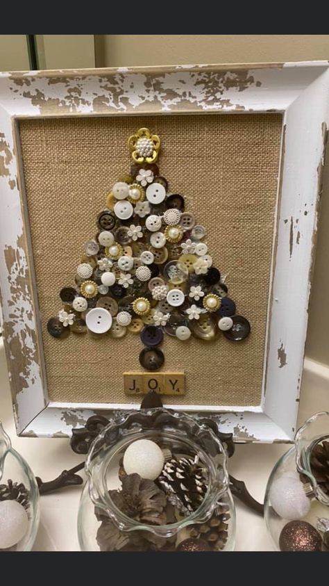 Christmas Tree Made Out Of Buttons, Button Xmas Trees, Button Pictures Ideas Wall Art, Button Art Christmas Tree, Button Christmas Crafts, Button Crafts For Adults, Christmas Button Crafts, Vintage Buttons Crafts, Button Christmas Tree