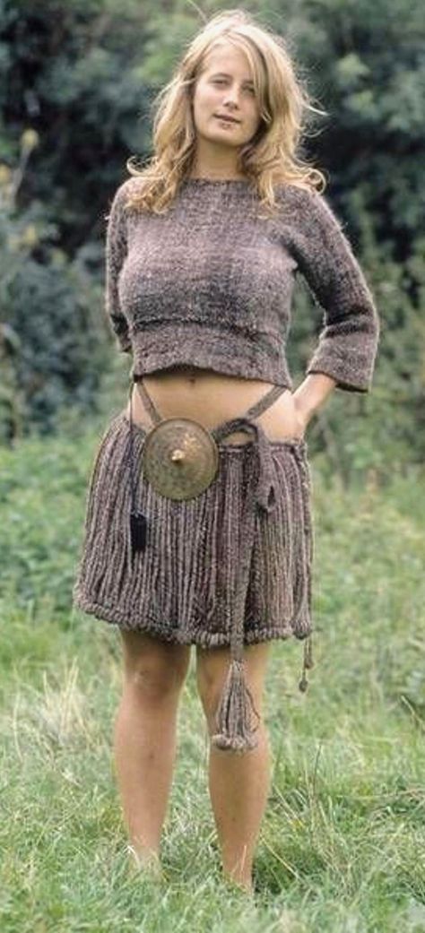 Bronze Age Civilization, Prehistoric Age, Aged Clothing, Ancient Celts, Ancient Warfare, Iron Age, Living History, Bronze Age, Knee Length Skirt