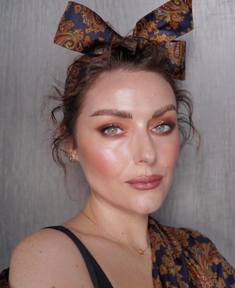 Summer Glow Makeup, Katie Jane Hughes, Undone Hair, Cute Eyeshadow Looks, Lazy Hairstyles, Fall Makeup Looks, Glowing Makeup, Fall Makeup, Celebrity Makeup