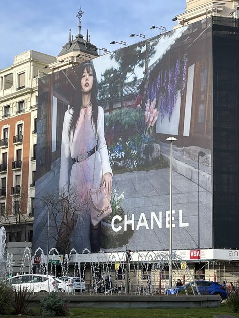 Jennie Kim Billboard, Model Billboard Aesthetic, Chanel Billboard, Jennie Billboard, Jennie Body Details, Blackpink Billboard, Jennie For Chanel, Chanel 22 Bag, Jennie Body