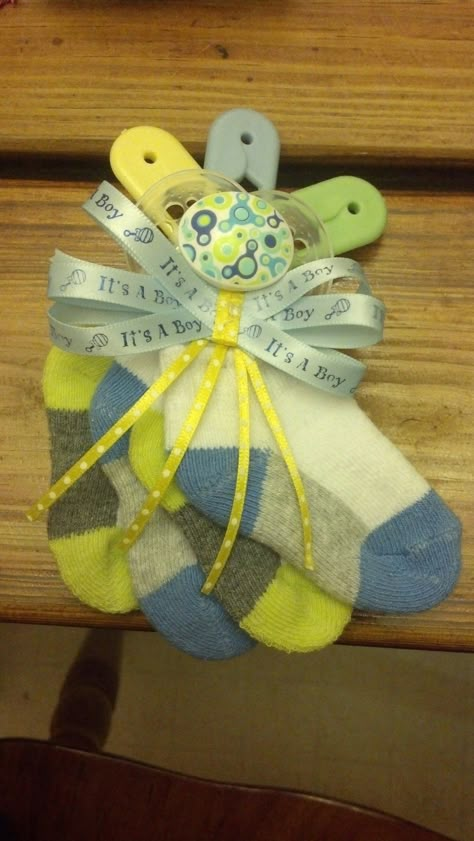 Baby boy corsage for a mother/mother to be. :) Baby Corsage Ideas, Mother To Be Corsage, Mom To Be Corsage Diy, Baby Sock Bouquet, Baby Corsage, Baby Sock Corsage, Baby Socks Roses, Snoopy Baby Shower, Baby Shower Mum