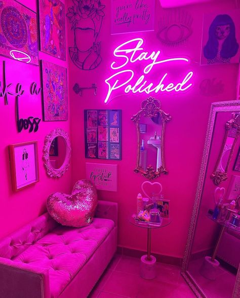 Bedroom Tattoo Studio, Black And Pink Beauty Room, Pink And Black Esthetician Room, Retro Lash Room, Pink Tattoo Shop, Pink Salon Decor, Pink Salon Aesthetic, Pink Tattoo Studio, Pink Beauty Room