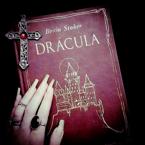 Victorian Vampire, Istoria Artei, Bram Stoker's Dracula, Vampire Goth, Gothic Vampire, Gothic Romance, Romantic Goth, Bram Stoker, Gothic Aesthetic