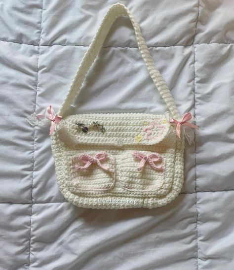 Crochet Messenger Bag, Crochet Shoulder Bags, Sac Diy, Crochet Fairy, Crochet Bows, Crochet Business, Kawaii Crochet, Pink Bows, Crochet Fashion Patterns