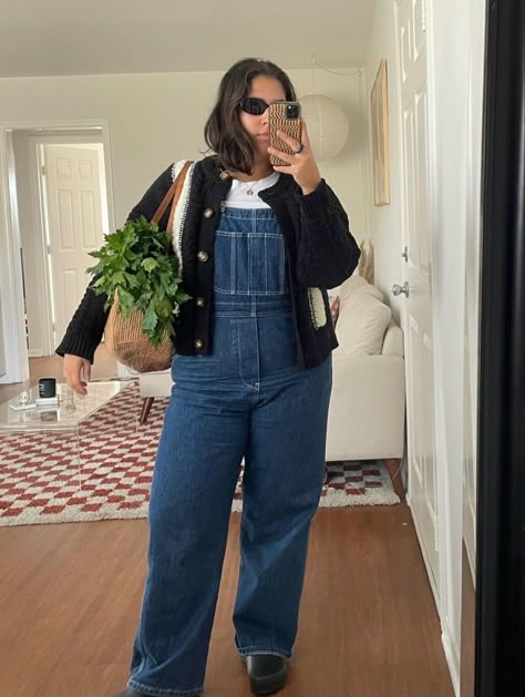 Ootd Autumn, Teacher Fits, Midsize Outfits, Overall Outfit, Skirt Jeans, Overalls Outfit, Fall And Winter Outfits, Garden Life, Outfits To Copy