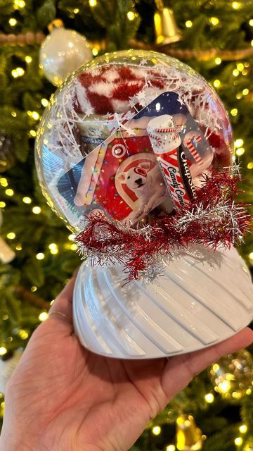 Small Creative Christmas Gifts, Diy Ornament Gifts For Coworkers, Christmas Gift Preschool Teacher, Diy Snow Globe Gift Card Holder, Best Christmas Teacher Gifts, Daycare Holiday Gift Ideas, Snow Globe Teacher Gift, Cheap Christmas Gifts Ideas, Snow Globe Gift Ideas