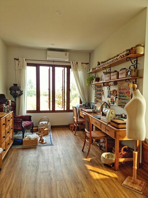 Art Corner In Living Room, Small Atelier Workspaces, Rustic Sewing Room, Cottage Sewing Room, Vintage Sewing Room Inspiration, Cozy Multi Purpose Room, Weaving Studio Spaces, Art Studio Room Ideas Small Spaces, Sewing Room Aesthetic