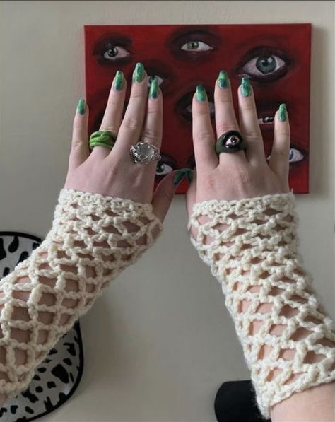 Crochet Fingerless Gloves Outfit, Fishnet Fingerless Gloves Crochet, Fingerless Gloves Crochet Aesthetic, Spiderweb Gloves Crochet, One Colour Crochet Projects, Crochet Accessories Aesthetic, Crochet Fishnet Gloves, White Crochet Ideas, Fingerless Gloves Aesthetic