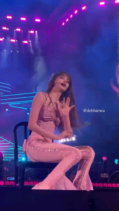 Lisa Bangs, Lisa Dance Video, Lisa Coachella, Chair Dance, Zayn Malik Video, Jennie Coachella, Lisa Fancam, Dance Picture Poses, Blackpink Coachella