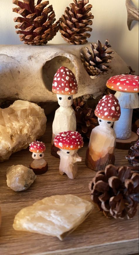 Hand carved and painted mushrooms by me🪵🍄✨ Whittling Wood Tutorials, Woodcarver Aesthetic, Easy Whittle Projects, Small Wooden Carvings, Tiny Wood Carvings, Mushroom Whittling, Mini Wood Carving Ideas, Whittling Aesthetic, Wood Carving Mushrooms