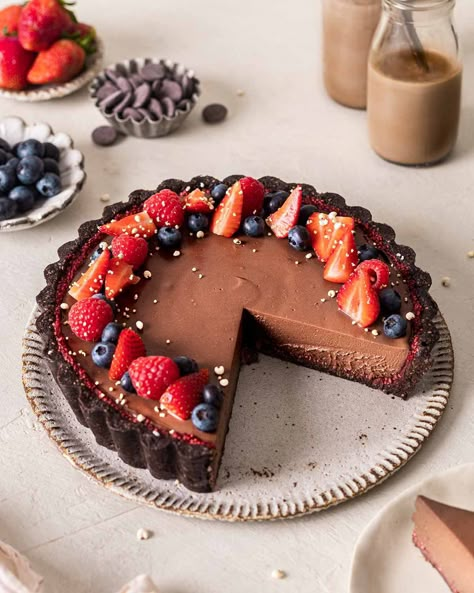 Vegan chocolate mousse tart made with less than 10 ingredients! The tart features a silky smooth tofu chocolate mousse, customizable crust and tangy layer of raspberry jam. Vegan Apple Bread, Easy Lemon Loaf, Chocolate Mousse Tart, Vegan Brioche, Vegan Chocolate Desserts, Mousse Tart, Vegan Christmas Desserts, Tarte Vegan, Chocolate Mousse Pie