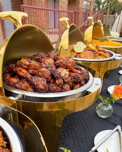 Wedding Buffet Food, Lake House Food, Catering Food Displays, Food Set Up, Party Food Buffet, Catering Ideas Food, Lake Food Ideas Summer, Chafing Dish, Food Ideas Summer