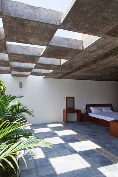 Binh Thanh House NISHIZAWAARCHITECTS bedroom Vo Trong Nghia, Concrete Walls, Plafond Design, Arch Interior, Concrete House, Space Architecture, Design Del Prodotto, Low Ceiling, Architectural Inspiration