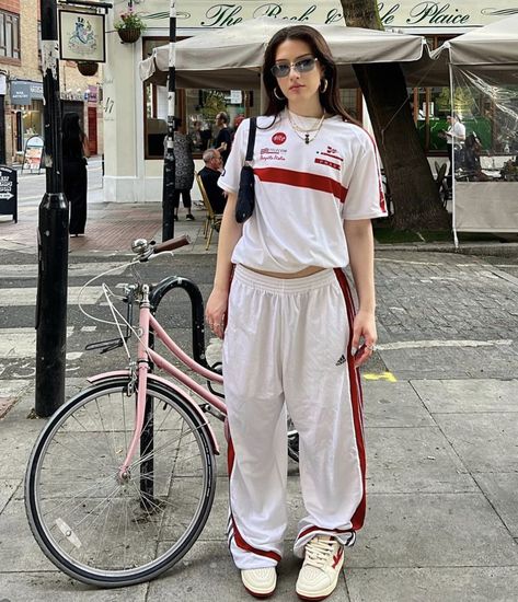 Vacation Street Style, Solo Picnic, Outfit Inspo Vacation, Japan Outfits, Instagram Dp, Japan Outfit, Pose Fotografi, Aesthetic Fits, Picture Captions