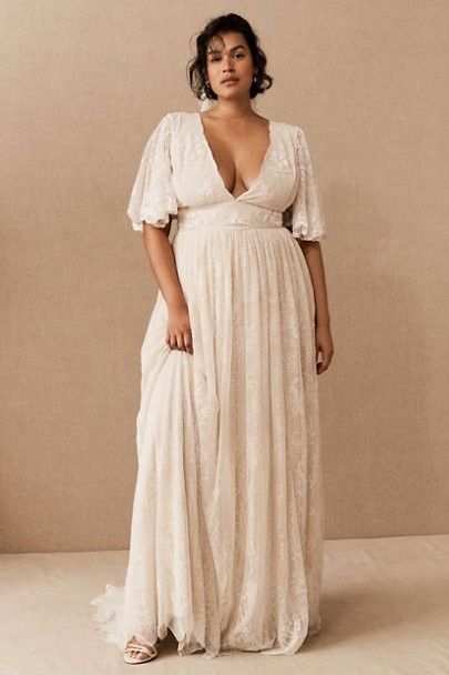 Embroidered Wedding Gown, Curvy Wedding, Top Wedding Dress Designers, Tule Rok, Plus Wedding Dresses, Wedding Dress Designers, Plus Size Brides, Plus Size Bride, Curvy Bride