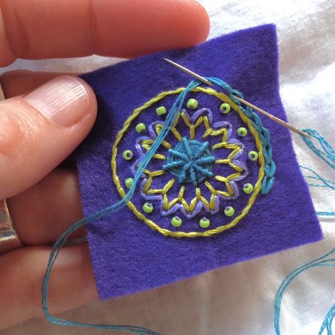 MagaMerlina: Embroidered Mini Mandala Tutorial Blanket Embroidery, Embroidered Mandala, Mandala Tutorial, Mini Mandala, Wool Felt Projects, Wool Embroidery, Felt Embroidery, Folk Embroidery, Felt Brooch