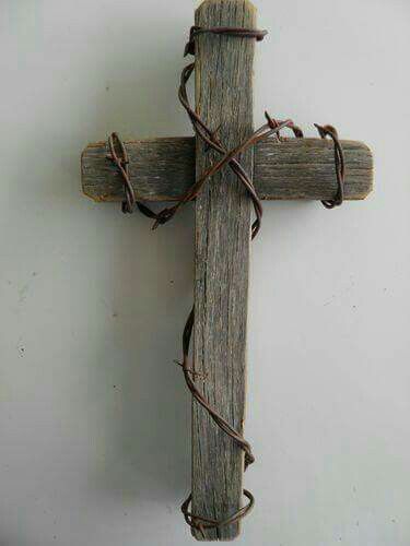 Pallet Cross, Barbed Wire Crafts, Barb Wire Crafts, Barbed Wire Art, Rustic Cross, Wal Art, Barb Wire, Barn Wood Crafts, Barn Wood Projects