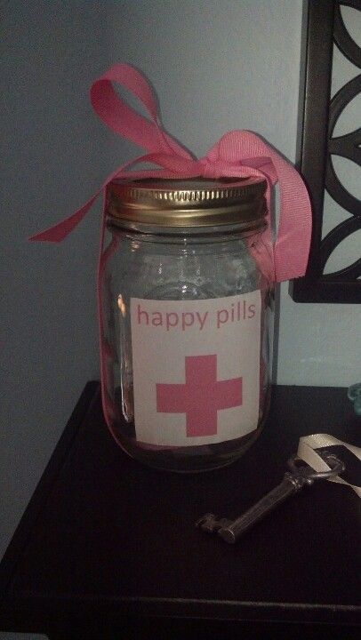 Happy Pills craft. Make somebody whose in a bit of a ruff spot a Happy Pill jar filled with their favorite candy.  1) Mason Jar 2) Ribbon 3) The Favorite Candy Fran Bow, Pill Bottles, Favorite Candy, Happy Pills, The Favorite, Rainbow Dash, Mason Jar, Mason Jars, Lunch Box