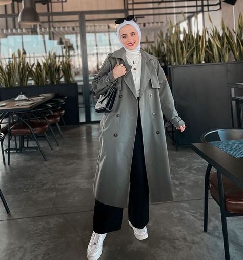 Outfit Hijab Hoodie, Coated Jeans Outfit, Outfit Hijab Ideas, Dress Pants Outfits, Hijab Fashion Summer, Long Shirt Women, Modern Hijab Fashion, Muslim Outfits Casual, Stylish Winter Outfits