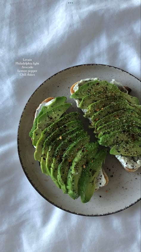 Breakfast Ideas Avocado Toast, Healthy Breakfast Avocado Toast, Avacodo Toast Recipe Idea, Avo Toast Aesthetic, Avacodo Toast Recipes Breakfast, Aesthetic Avocado Toast, Aesthetic Toast, Avocado Toast Aesthetic, Avocado Toast Ideas