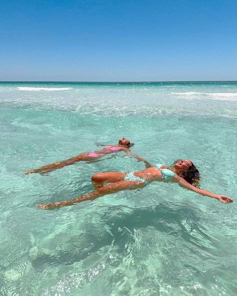 Florida Girl Aesthetic, Mccall Mitchell, Beachy Pictures, Honey Swim, Beach Vacation Pictures, Easy Poses, Florida Aesthetic, Beach Preppy, Cute Beach Pictures