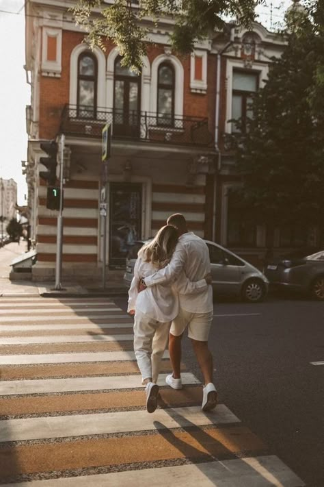 Couple Poses Street, Loving Couple Photoshoot, Lovestory City, Small Town Photoshoot, Couples City Photoshoot, Couple City Photoshoot, Couple Photoshoot City, City Couples Photography, Couple Photoshoot Outfits