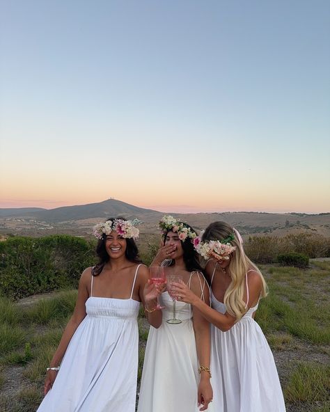 midsummer 🧚🏼🎂🌸🌿🍓🌼 Midsummers Outfits, Midsummer Nights Dream Aesthetic Outfit, Midsummer Party Outfit, Boho Themed Party Outfit, Midsommar Party Decor, Mamma Mia Photoshoot, Midsummer Dresses, Summer Bday Party Ideas, Midsommar Outfit