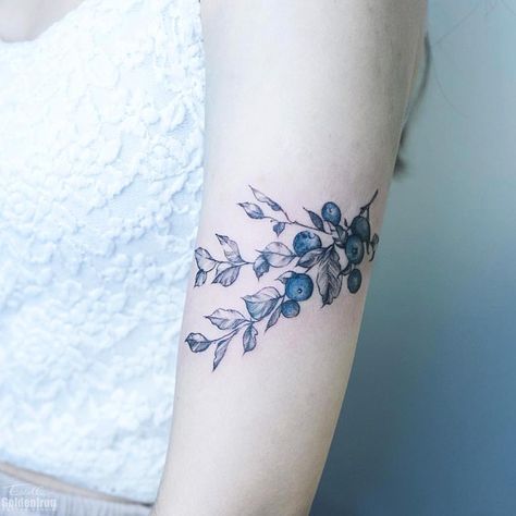 This type of design, but with oak leaves and acorns??? Paso Robles tribute 🖤 Blueberry Vine Tattoo, Huckleberry Tattoo, Blueberry Tattoo, Maine Tattoo, Blue Rose Tattoos, Branch Tattoo, Blue Tattoo, Vine Tattoos, Original Tattoos