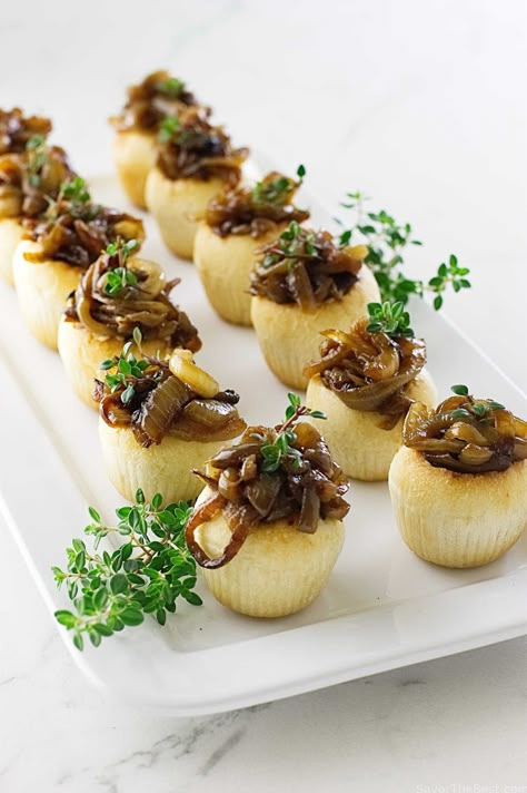 French Appetizers, Classic French Onion Soup, Canapes Recipes, Fancy Appetizers, Cocktail Party Food, Soup Appetizers, Small Appetizers, Christmas Recipes Appetizers, Bread Bowls