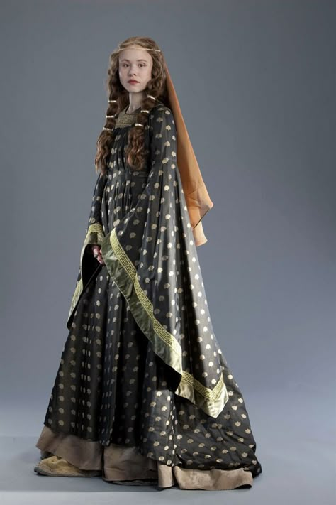 Gown from Medieval period drama: Pillars of the Earth Medieval Clothing Women Princesses, Guinevere Costume, 1100s Fashion, Medieval Surcoat, Medieval Maiden, Pillars Of The Earth, Middle Ages Clothing, Alison Pill, Medieval Pattern