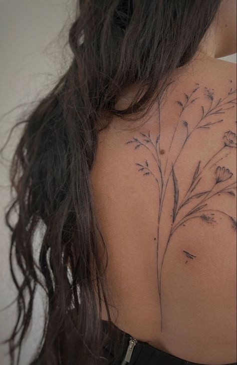 Leaf Spinal Tattoo, Fine Like Back Tattoo, Earthy Back Tattoos, Leaf Spine Tattoo, Simple Back Tattoos For Women, Floral Back Tattoo Women, Feminine Fine Line Tattoo, Fine Line Patchwork, Back Tattoo Women Flower